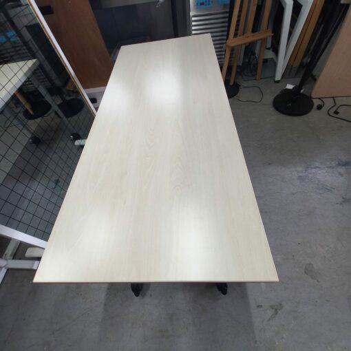 Table bureau d'occasion 140 x 60 cm - pieds métal alu - 2 roulettes, 2 fixes - plateau mélaminé gris - couleur bois chêne_2