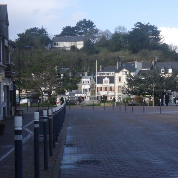 42.11 - Potelets fixes - Gorge - Hauteur hors-sol: 0,80m à 0,90m - Ø76mm - Fixation à sceller_2