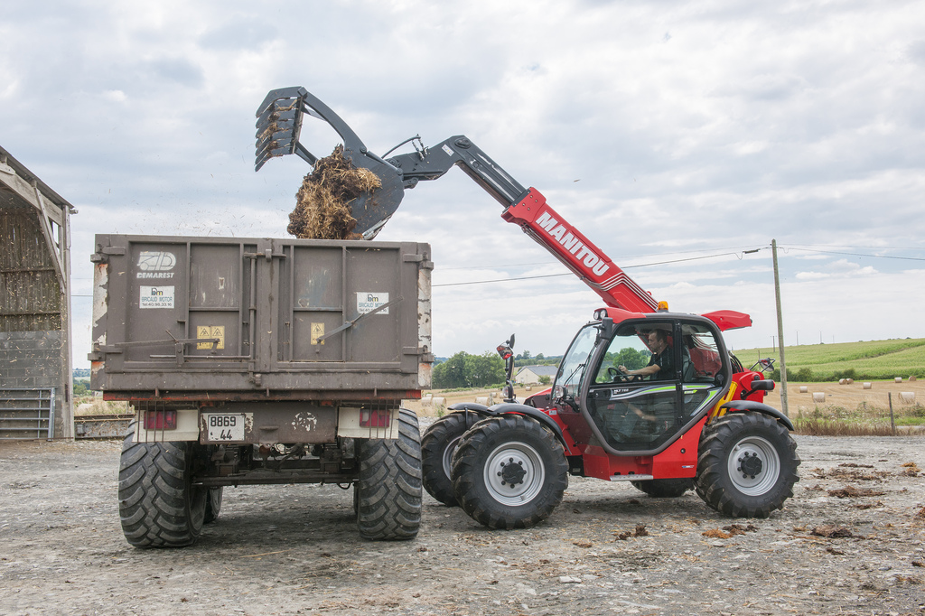Godet multifonctions - CBG 2450 MS/MLT845 - Manitou - Joues démontables et lame d'usure renforcée_2
