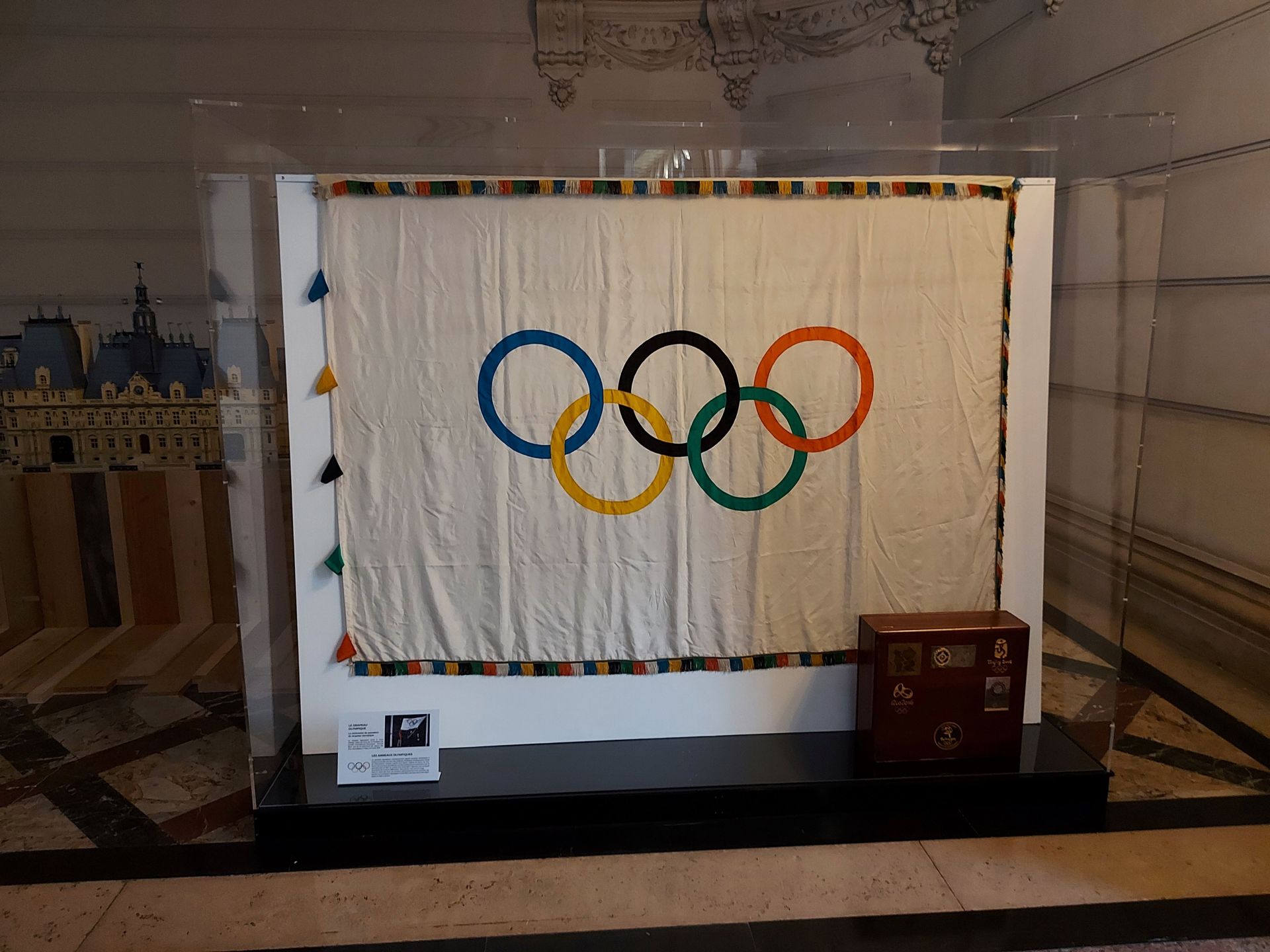 Vitrine d'exposition mannequin en plexiglas cristal_2