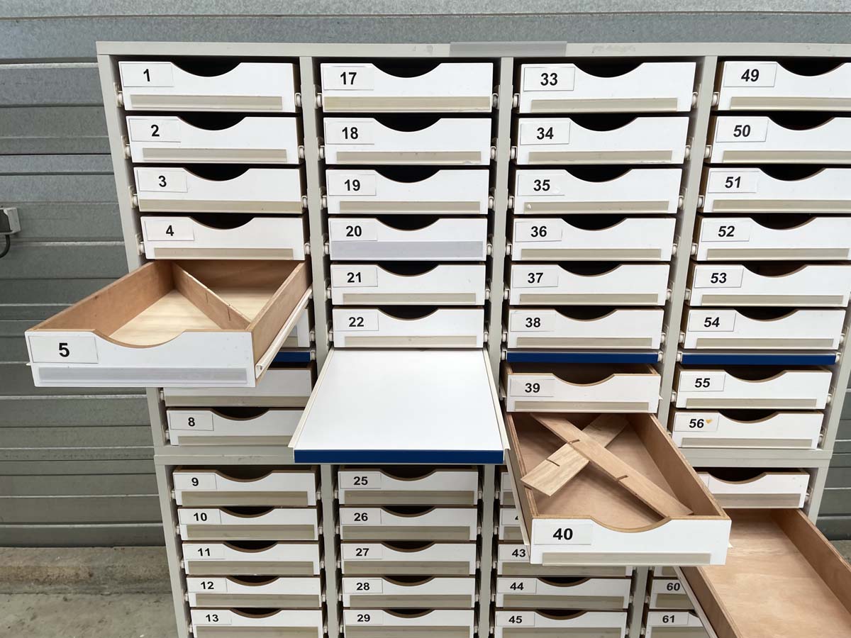 Meuble d'occasion de laboratoire - 32 tiroirs sur pieds en métal - Référence P21091175_2