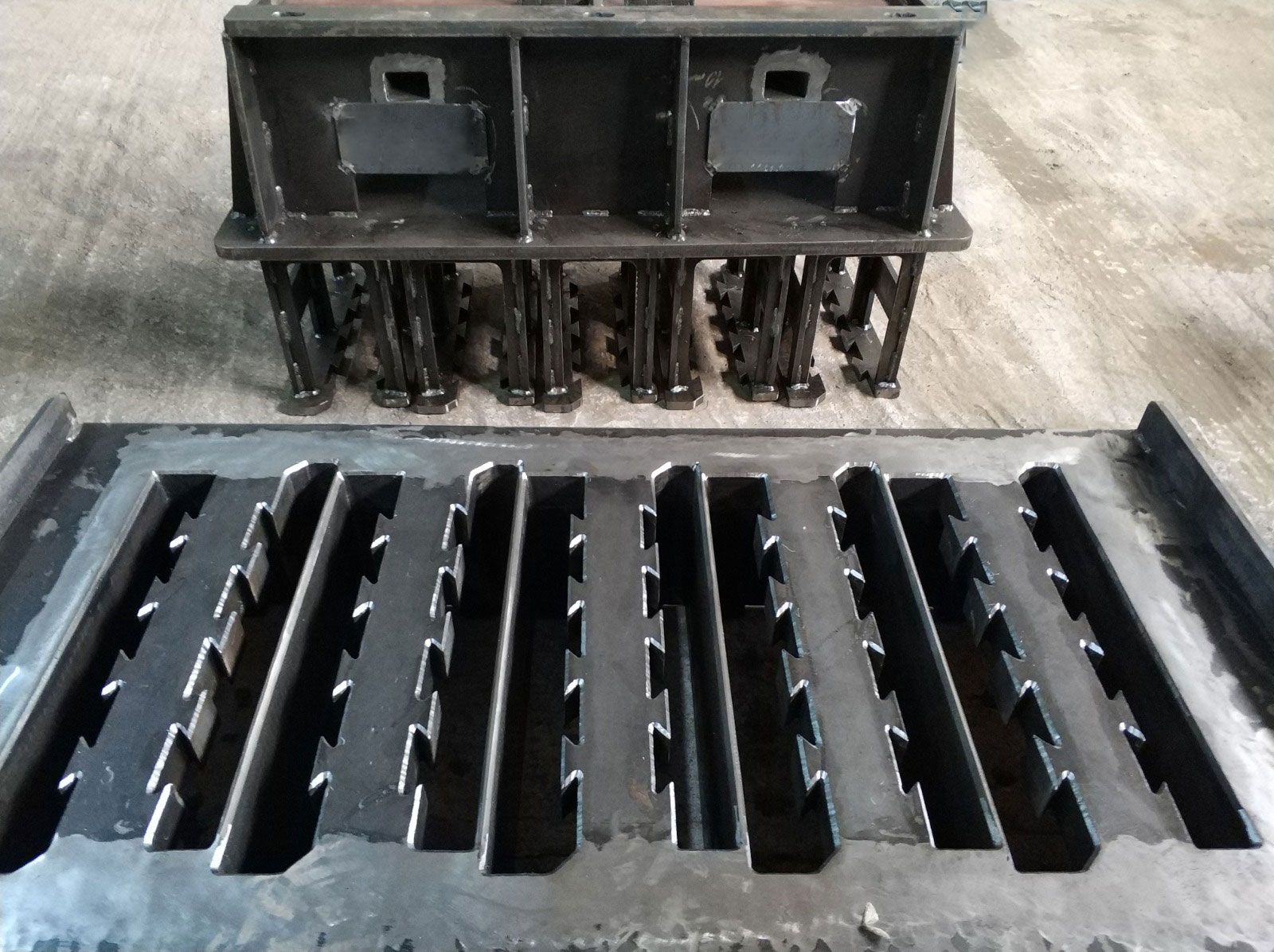 Moule à parpaing en acier fabriquée par nos machines à parpaings BESS_2
