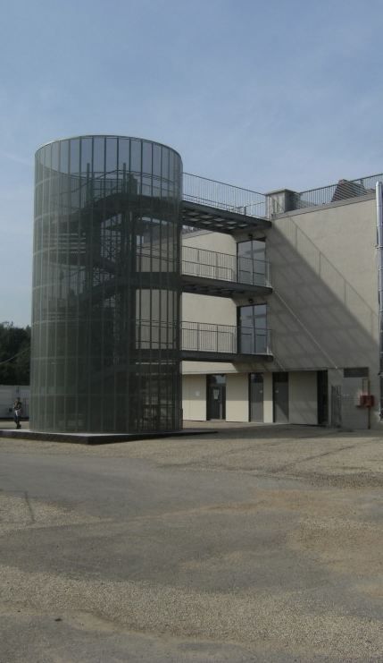 Escalier hélicoïdal encage Ysocagetole - Ysofer Esca - passage 1UP ou 2UP - marches vissées et cage en tôle perforée_2