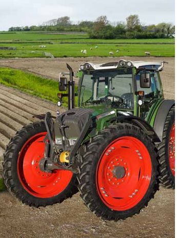 Tracteur avec relevage avant rallongé pour outils portés ergonomiques