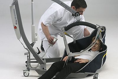 Lève-personne handicapé à domicile avec capacité de levage à 150 kg pour le soulèvement au sol et le transfert de personne à mobilité réduite - winncare - winn'motion 150_2