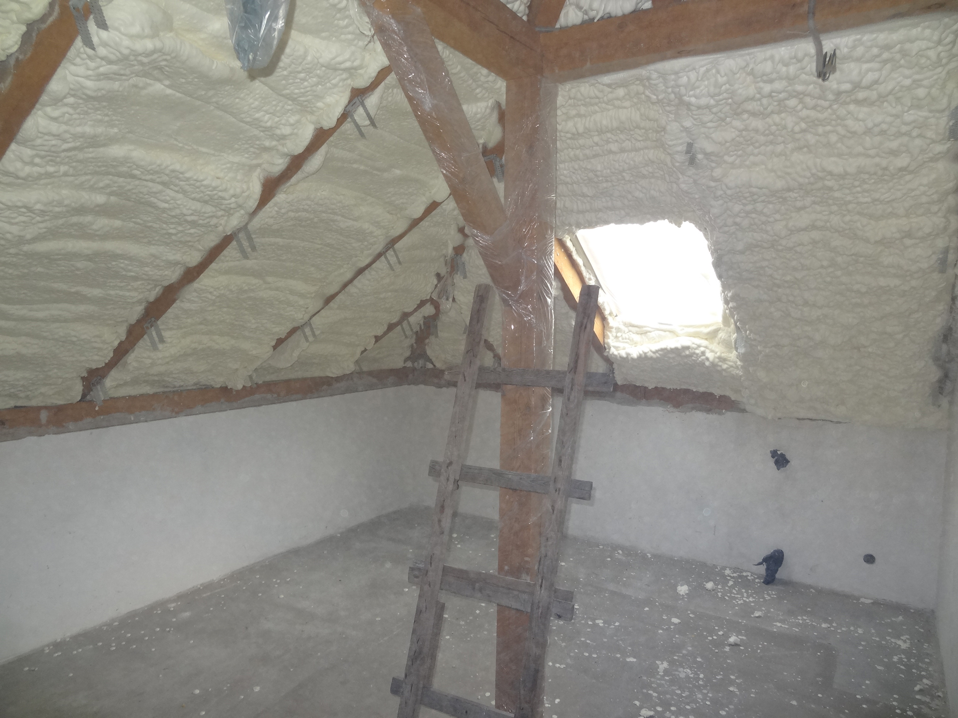 Isolation projetee mousse plafond_2