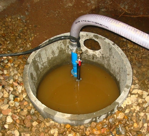 Equipement pneumatique pour évacuer eaux chargées