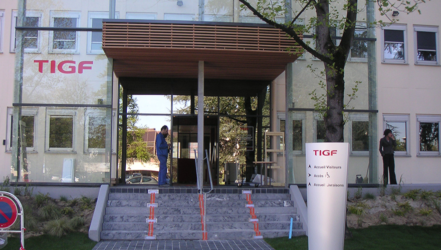 Totem polyvalent d'intérieur - Support de communication visuelle pour entreprises - Création sur mesure par PANO Nice Ouest_2