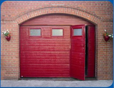 Porte de garage sectionnelle motorisée - ouverture plafond - panneau sandwich - avec portillon, hublot, isolation thermique et étanchéité à l'air_2