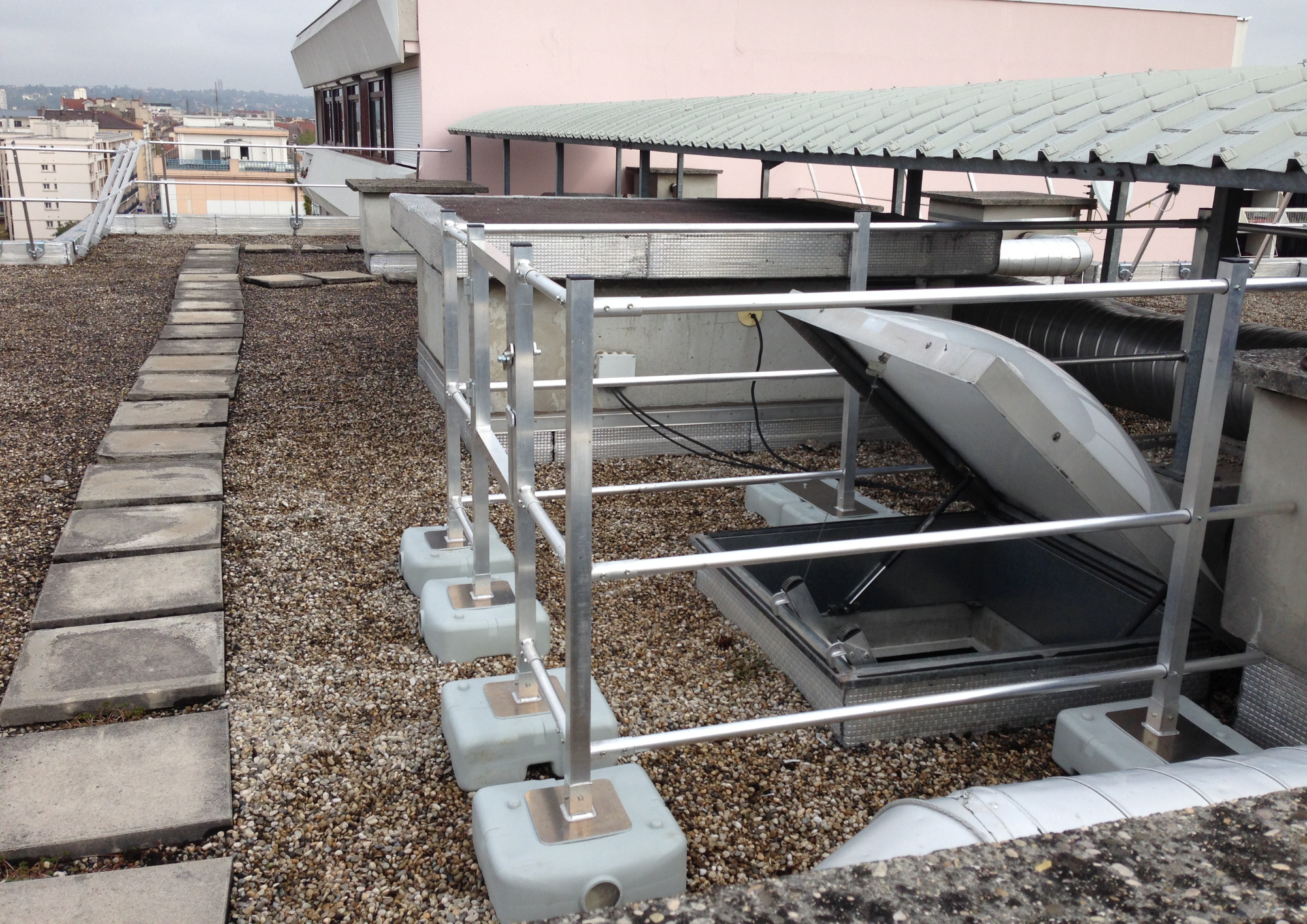 Garde corps fixe protection de lanterneaux GM - montants en aluminium carré - lisses et sous-lisses en aluminium_2