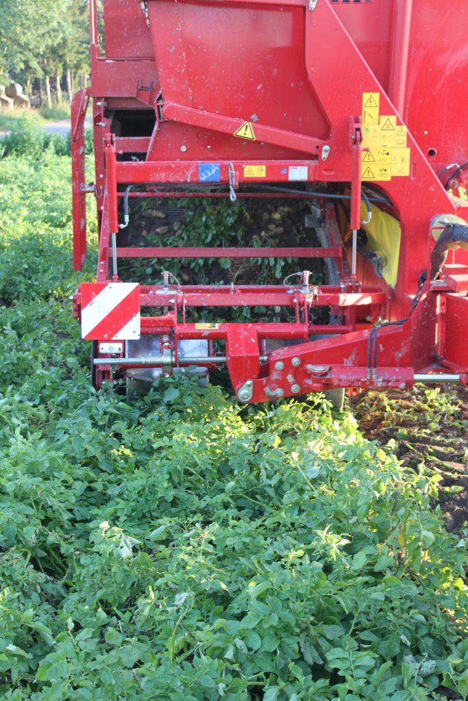 Machine déportée pour arrachage en douceur des produits agricoles