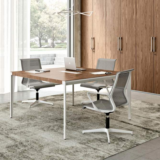 Table de réunion design et fonctionnelle avec trappes top-access