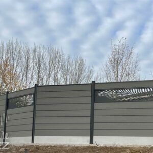 Brise-vue en composite avec poteaux en aluminium