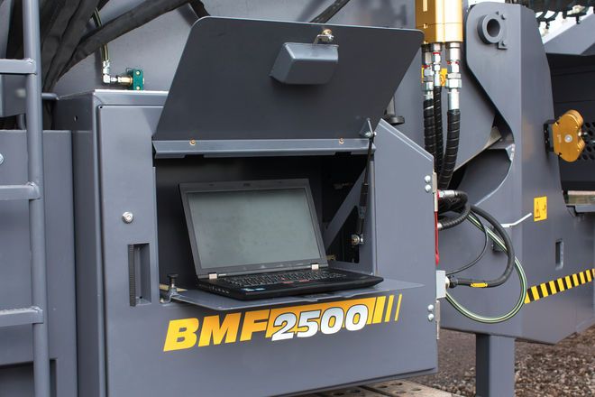 BMF 2500 S - Alimentateur de finisseurs pour pavage de chemin - Sécurité et efficacité optimisées_2