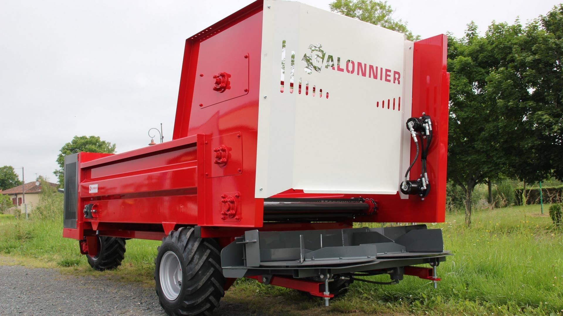 Pailleuse pour balles carrées avec poste de conduite radiocommandé