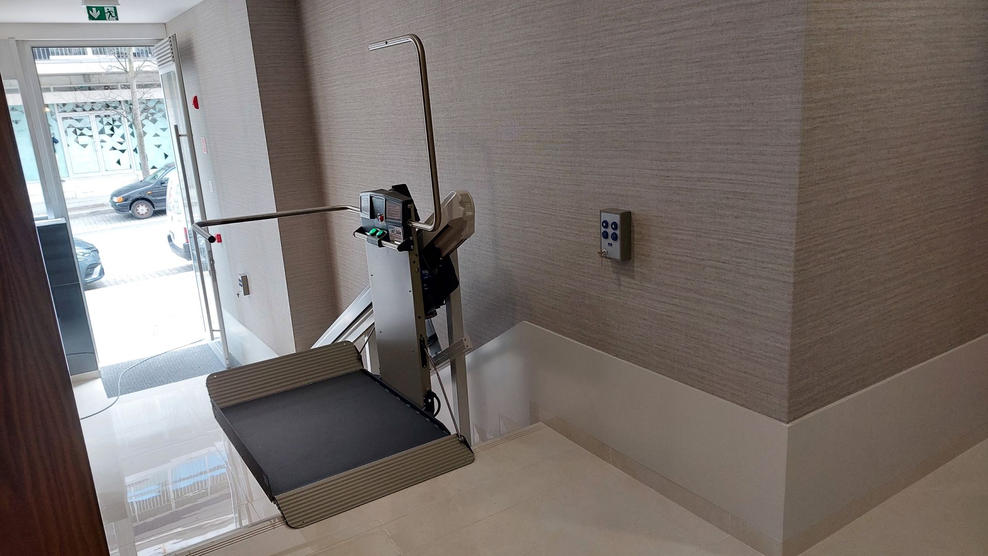 Plateforme élévatrice monte-escaliers droits pour accès PMR - Garaventa Lift X3_2