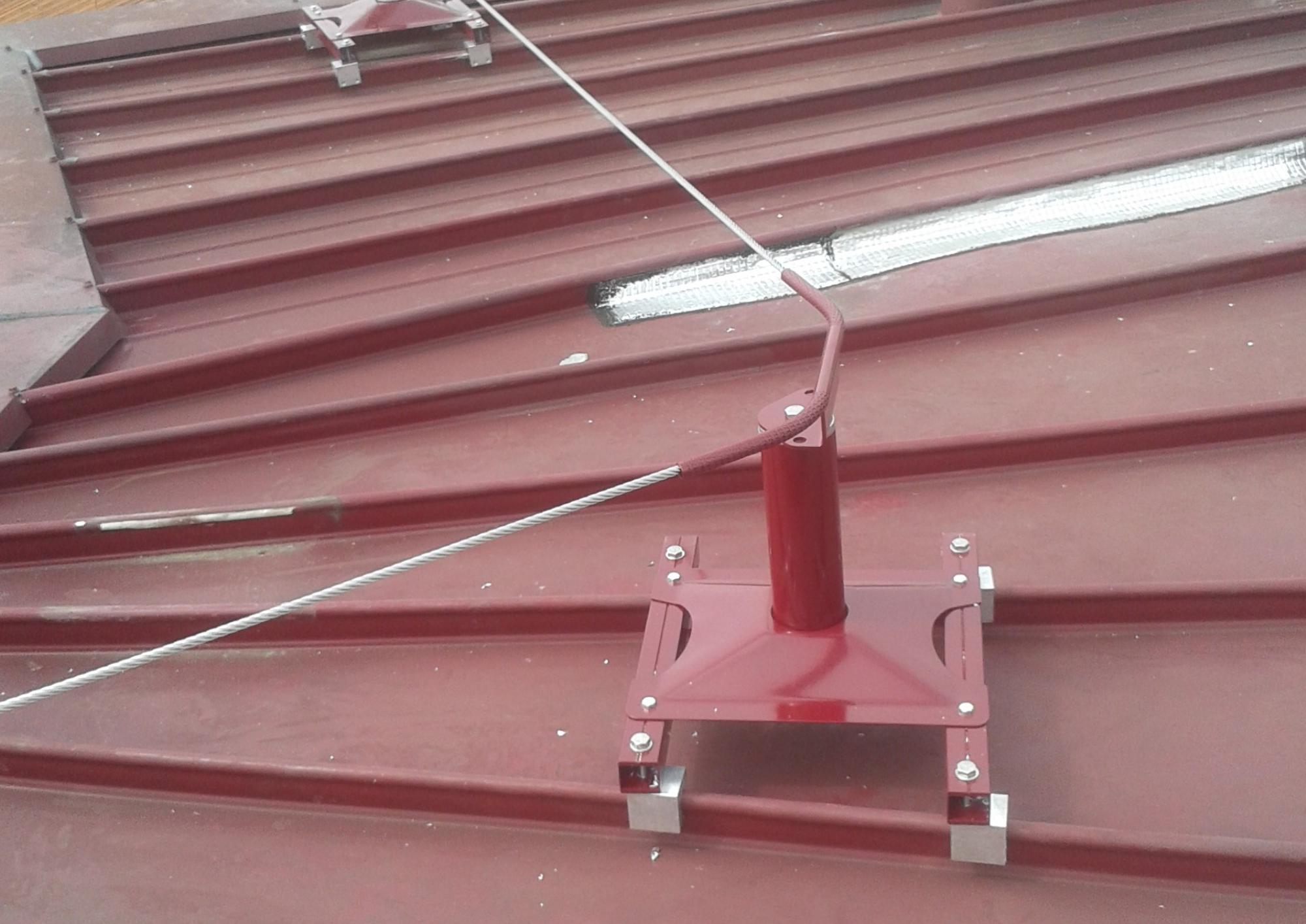 Ligne de vie à chariot - dispositif d'ancrage pour couverture à joint debout avec potelet absorbeur intégré_2