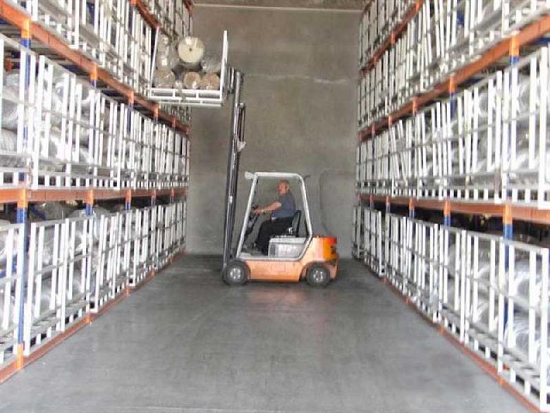 Étagère pour rouleaux de tissu