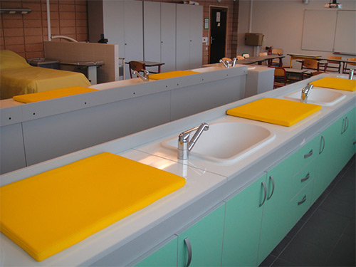 Paillasse puériculture économique 2400 x 750 x 900 mm - Réf SPE 9193 - BIOLAB, avec baignoire moulée et rangement intégré_2