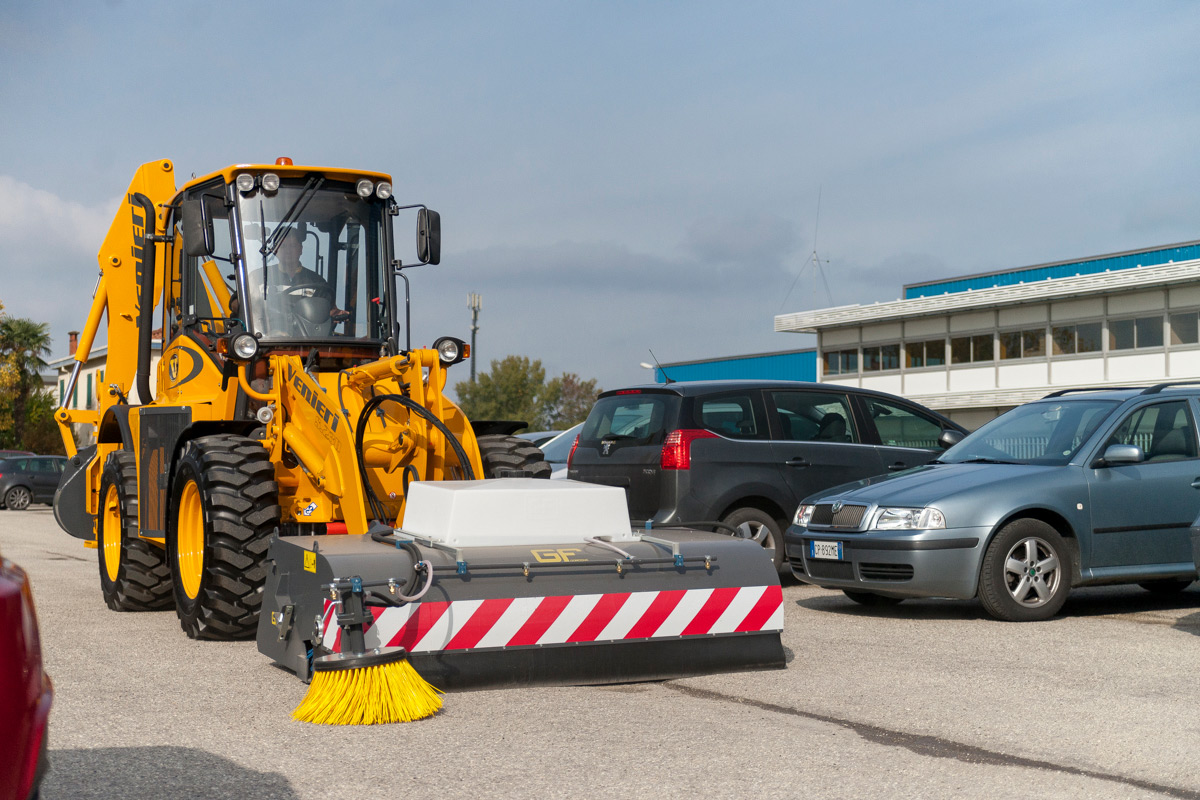 Machine de chantier Venieri 8.23E avec puissance de 105 CV