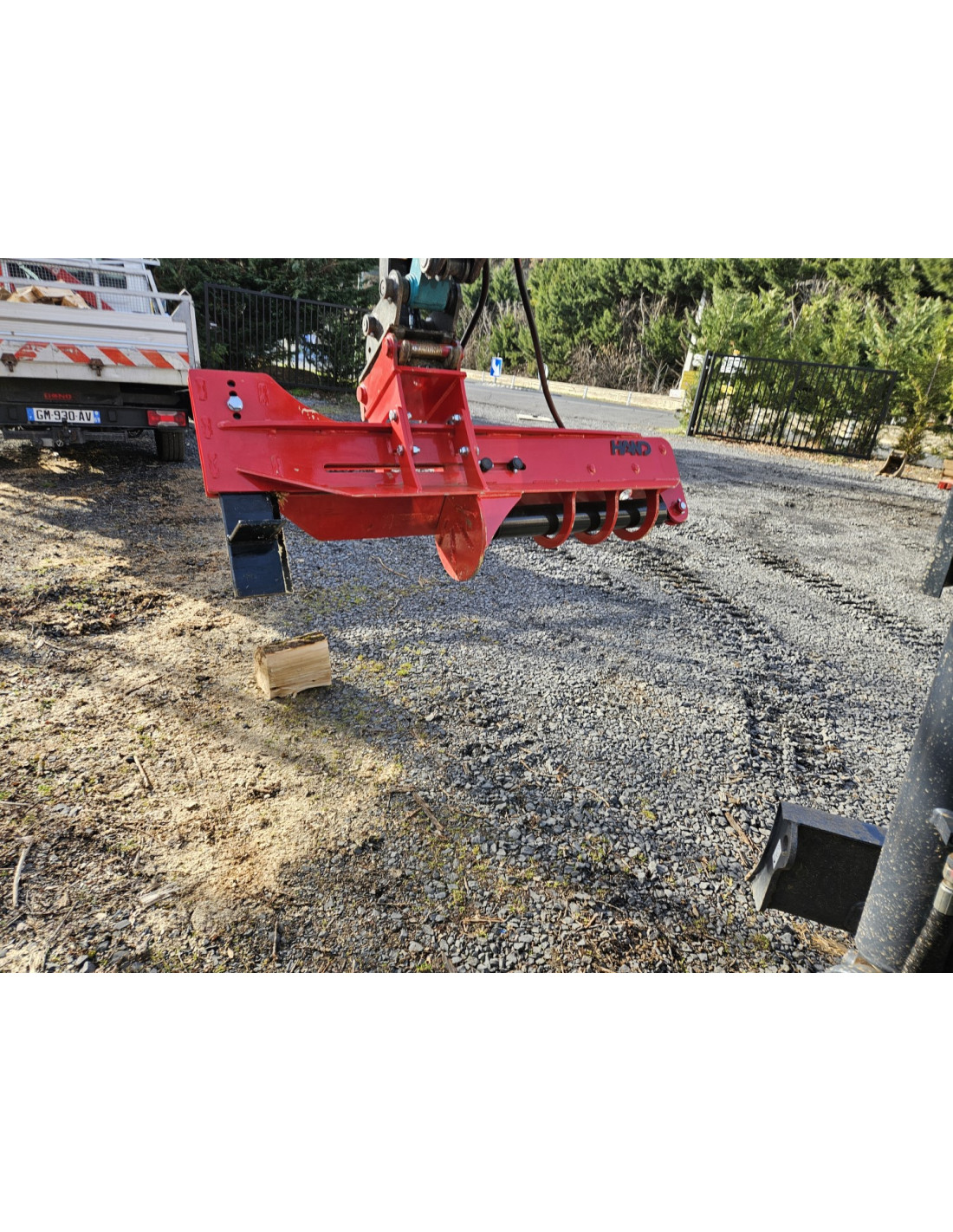 Fendeur de bûches sur pelle - vérin 16t - compatible pelle 1t5 à 8t - bûches jusqu'à 50cm_2