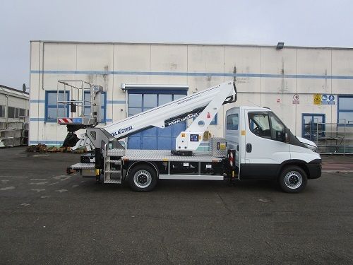 Scorpion 2013 sur Nissan - Camion nacelle Oil & Steel France - Hauteur de travail 19,9 m_2