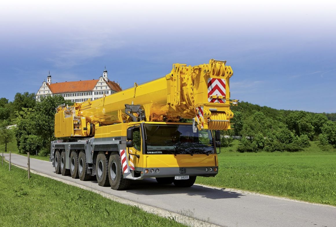 Grue automotrice Liebherr avec dispositif de haubanage en Y