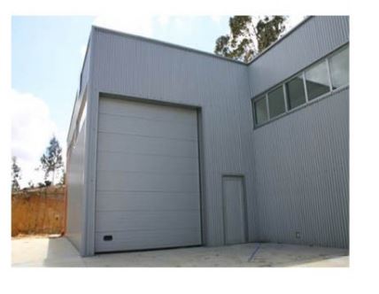 Porte sectionnelle industrielle motorisée - Panneaux sandwich 40 mm anti-pincement - Joint d'étanchéité - Norme EN13241-1_2