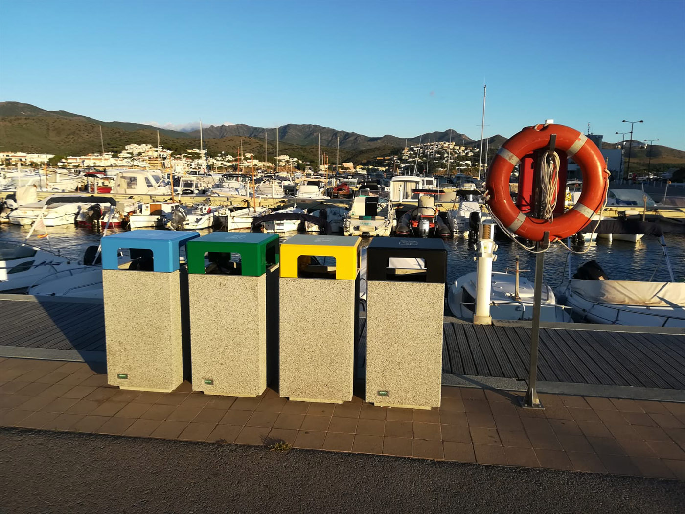 Poubelle tri sélectif Kube Selectif vert PA672SV - béton gris granite avec couvercle acier traité Ferrus_2