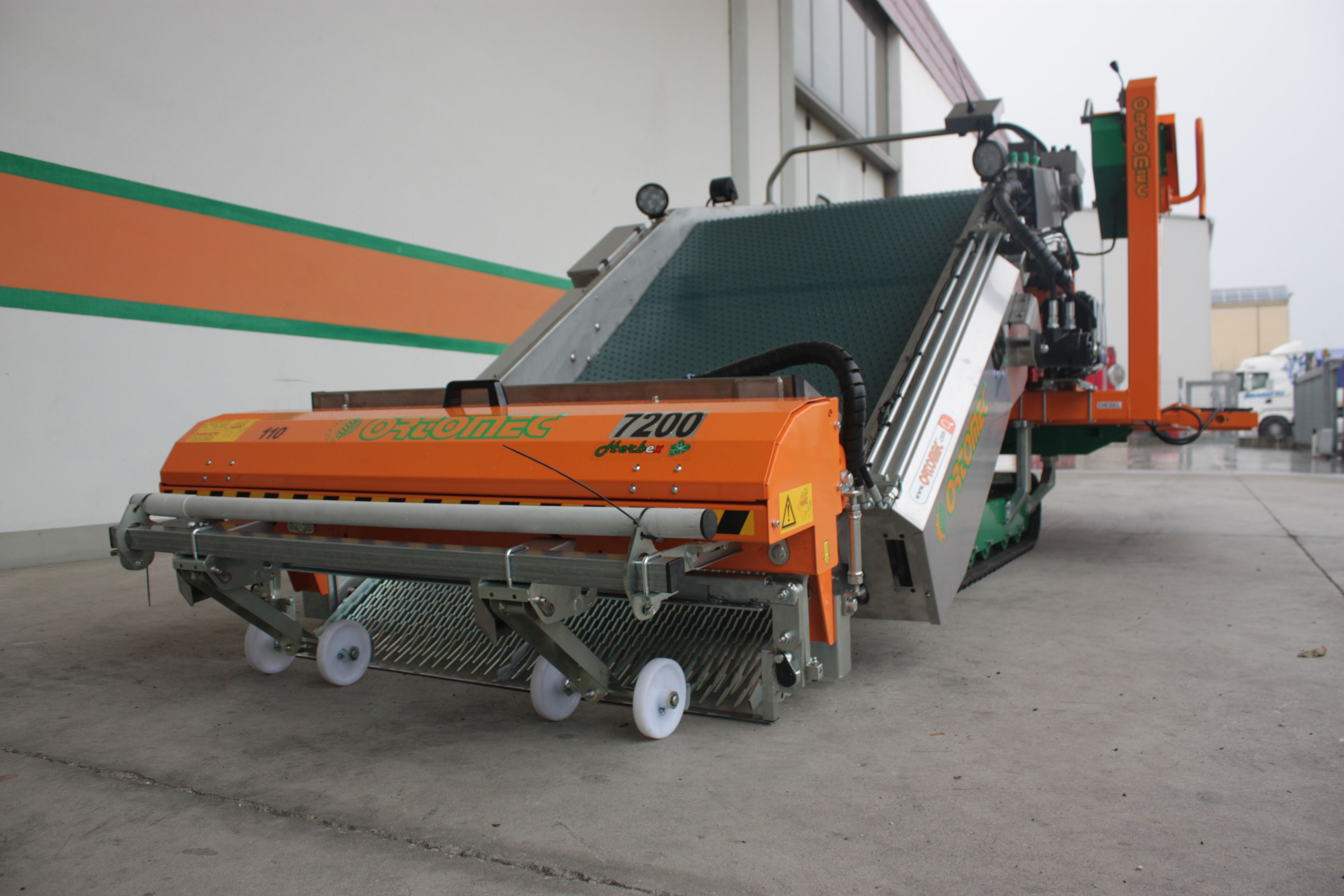 Récolteuse de légumes 7200 Herbex - Ortomec SRL - moteur diesel 25 HP - tête de récolte 130 à 180 cm - chenilles autotractées_2