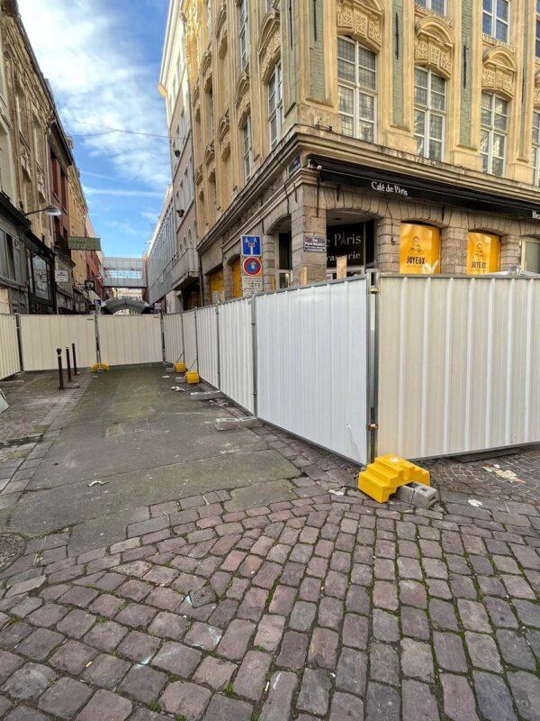 Clôture Bardée 2m - Tôle de Bardage en Acier pour Chantiers de Longue Durée_2