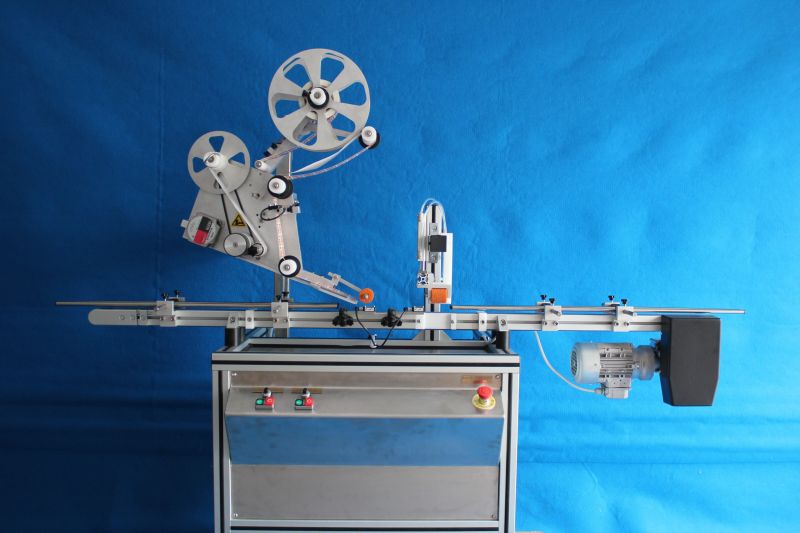 Étiqueteuse automatique par-dessus à rabat - ESA - Cadence jusqu'à 60 produits/min - Pose d'étiquettes inviolabilité pour secteurs agroalimentaire et cosmétique_2