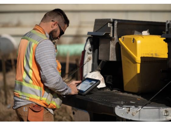 Tablette performante, maniable, intelligente pour  les travaux sur terrain - trimble t100_2