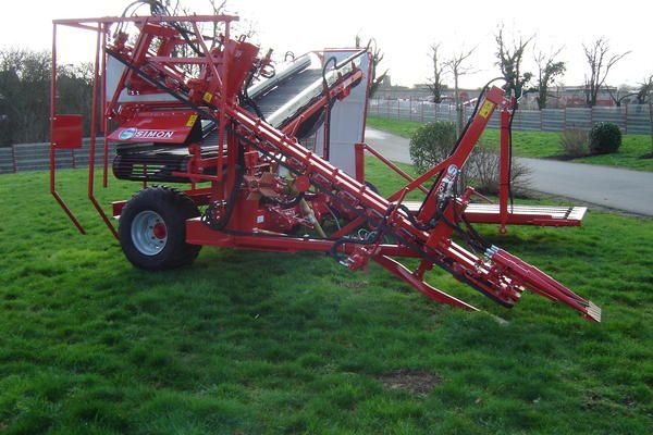 Récolteuse de carottes PSOPS - Simon - portée 3 points avec châssis robuste et mise en pallox_2