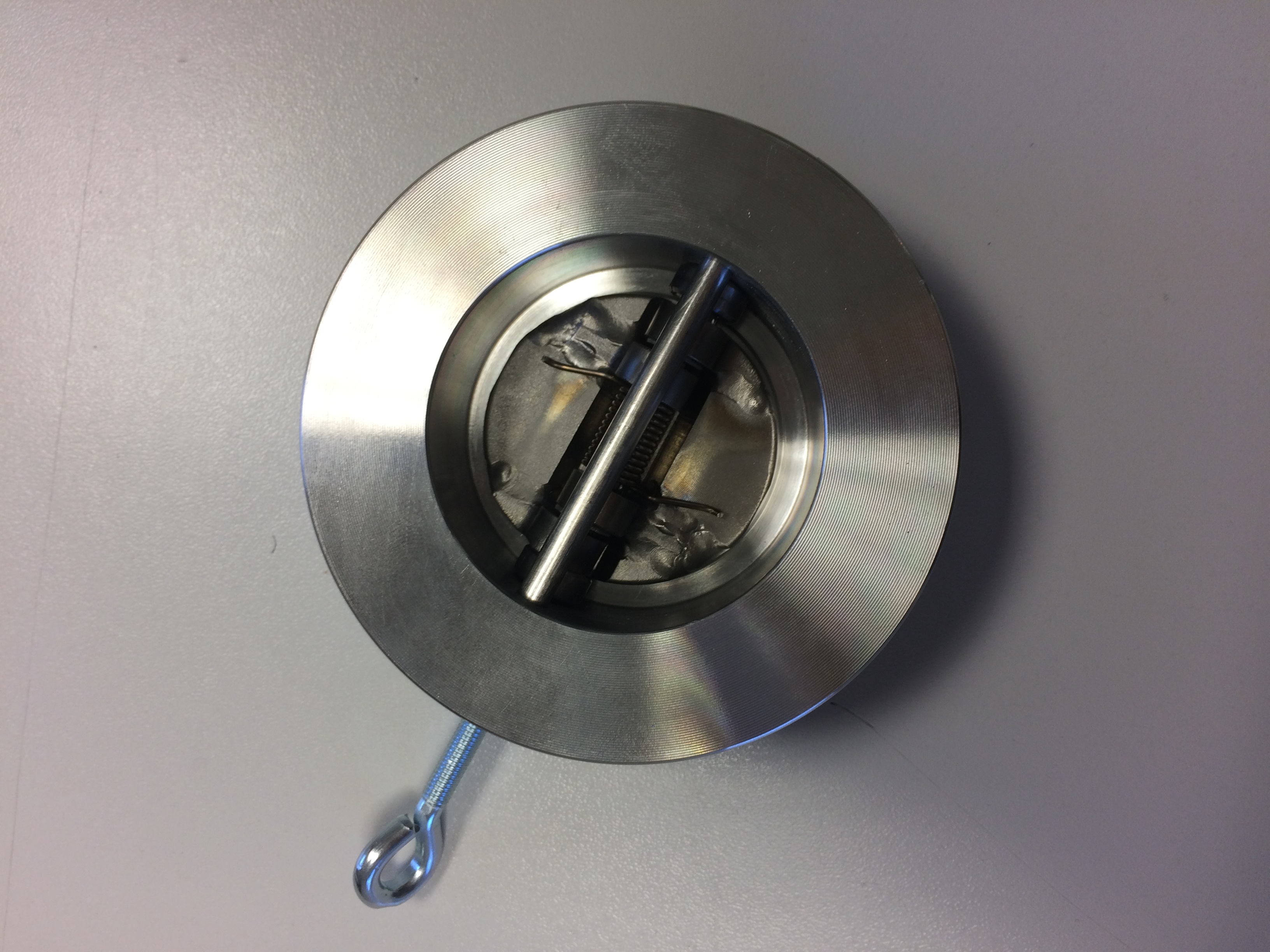 Clapet double battant pour fluides comme eau, gaz et vapeur