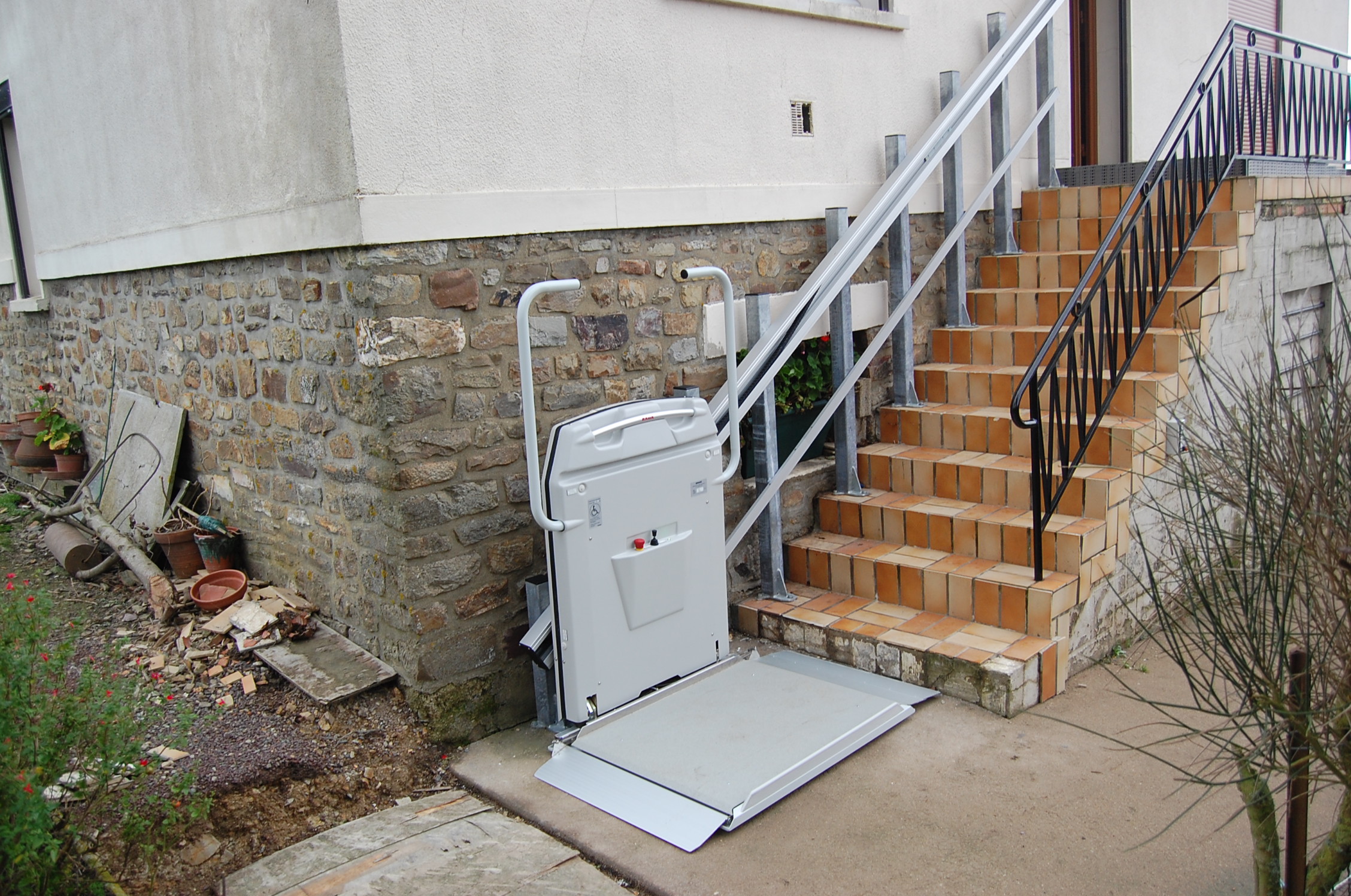 Plateforme monte-escalier à plan incliné conçu pour les personnes en fauteuil roulant_2