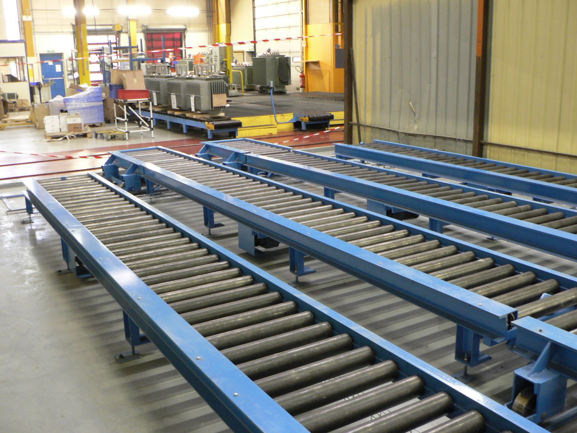 Convoyeur à rouleaux plastiques ou acier - droit ou courbe - largeur variable pour transport de charges lourdes et légères_2