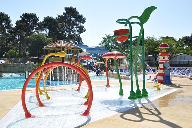 Pataugeoire - Jeux arroseurs de la gamme Vitamines - Design pétillant et robuste pour pataugeoires et jardins d'eau_2