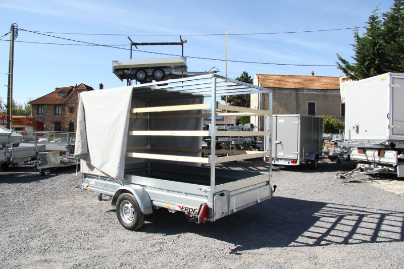 Remorque pour véhicules tels que tondeuses et side cars