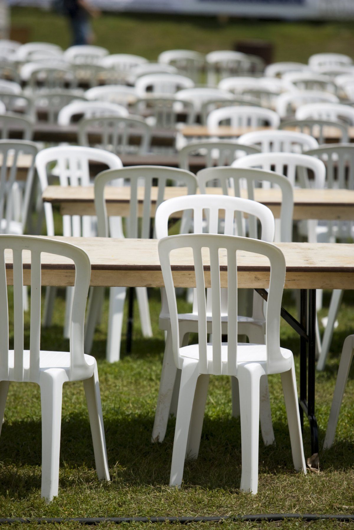 Chaise en plastique blanche - empilable - protection anti-UV - assise incurvée et dossier souple_2