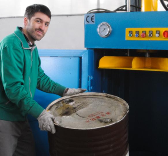 Équipement pour réduire le volume des bidons jusqu'à 220L