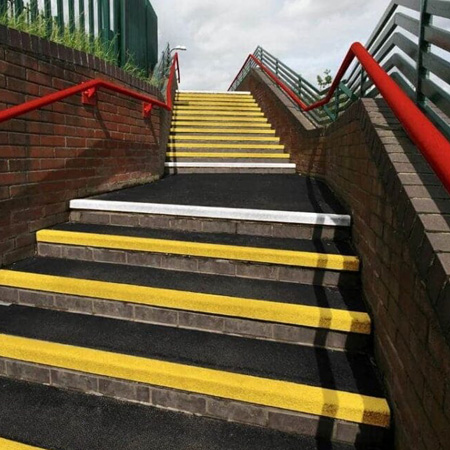 Couvre-marche antidérapant GRP, idéal pour trafic lourd et piétonnier - PG15_2