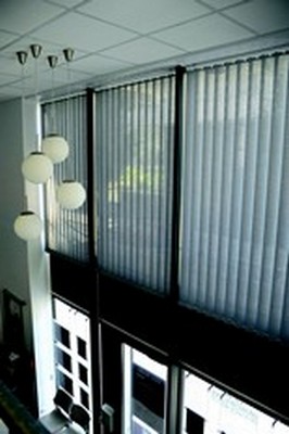 Store à bandes verticales Storistes de France - Style épuré, grandes dimensions, et gestion de la lumière_2