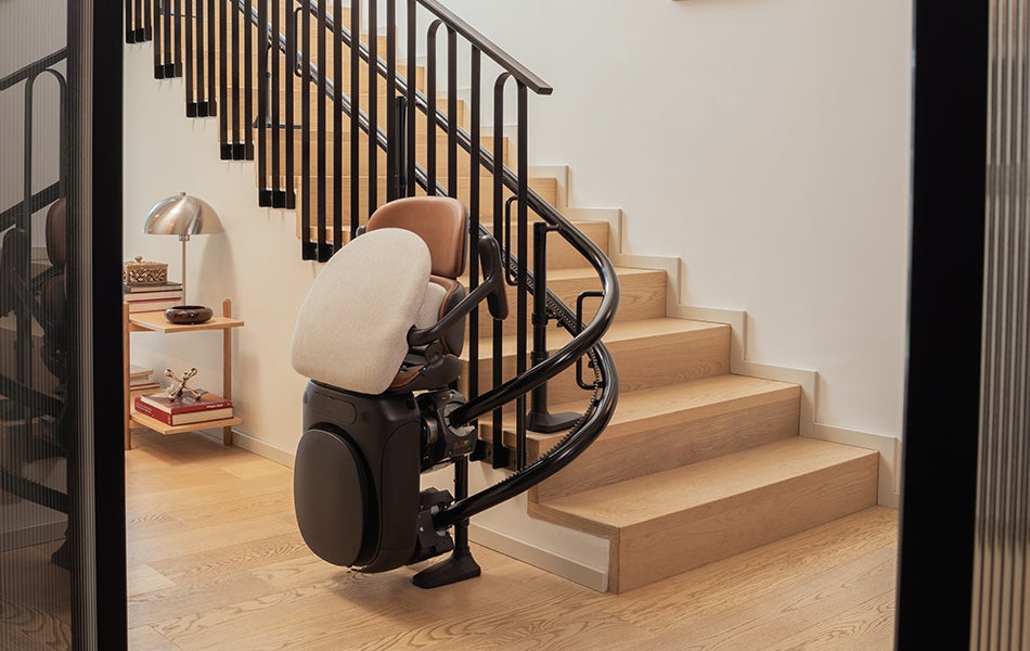 Monte escalier ergonomique avec rail noir sobre et raffiné,  commande simple et assise pivotante - JOYA_2