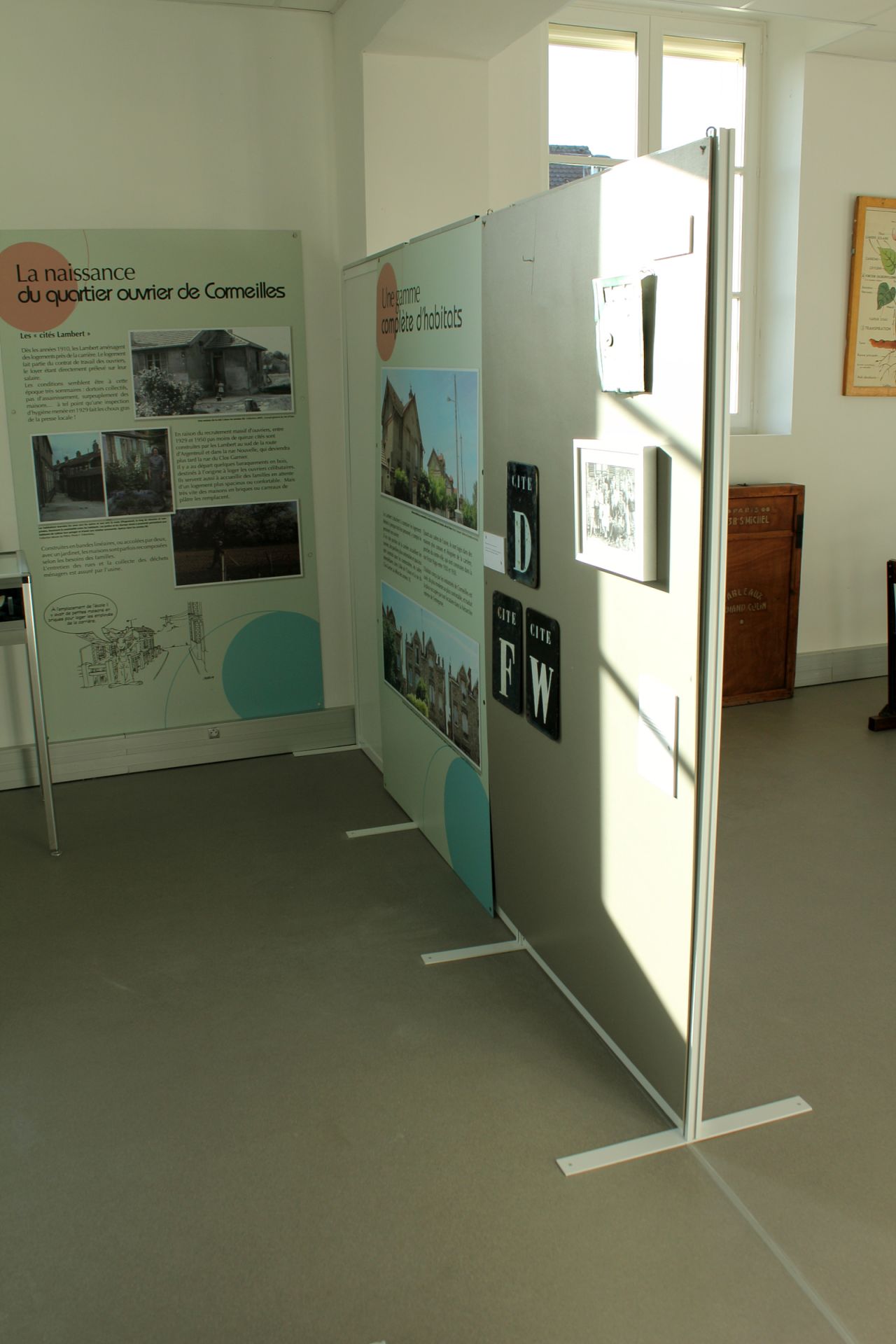Système de panneaux d'exposition démontable avec montage rapide