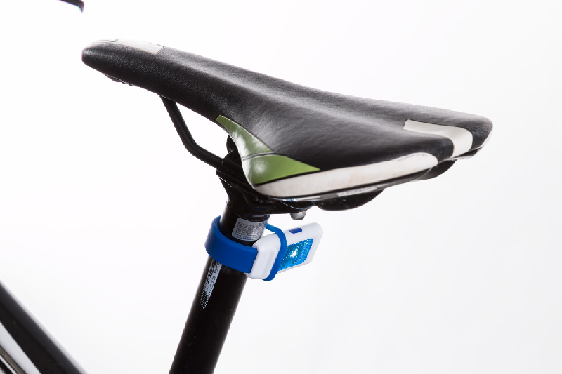 Lampe flash - 4 LED en plastique avec réflecteur et bracelet en silicone - Livrée avec piles boutons_2