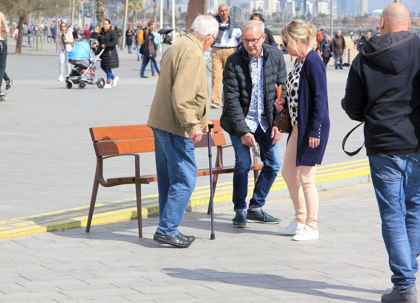 Banc public Oslo UM319 - design nordique minimaliste avec piètement en fonte ductile et lattes en bois tropical_2