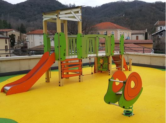 Équipement de jeux pour espaces verts avec banquette et escalier plein