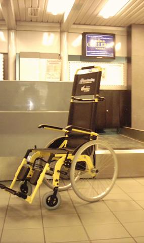Fauteuil de transfert roulant JET pour PMR - usage aéroport, centre commercial et site touristique_2