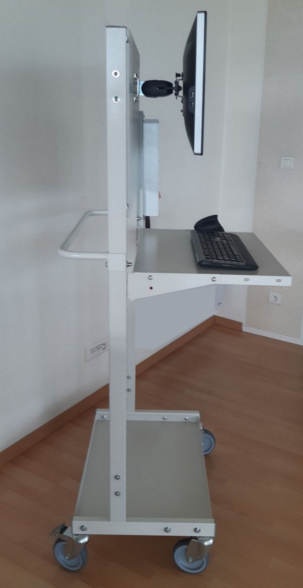 Desserte informatique - hauteur 1650 mm - avec montants perforés, tablette basse, support clavier et écran, rampe électrique, roulettes avec freins_2